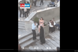 Ιρανή φοιτήτρια διαμαρτύρεται αφού πολιτοφύλακες της έσκισαν μαντίλα και ρούχα